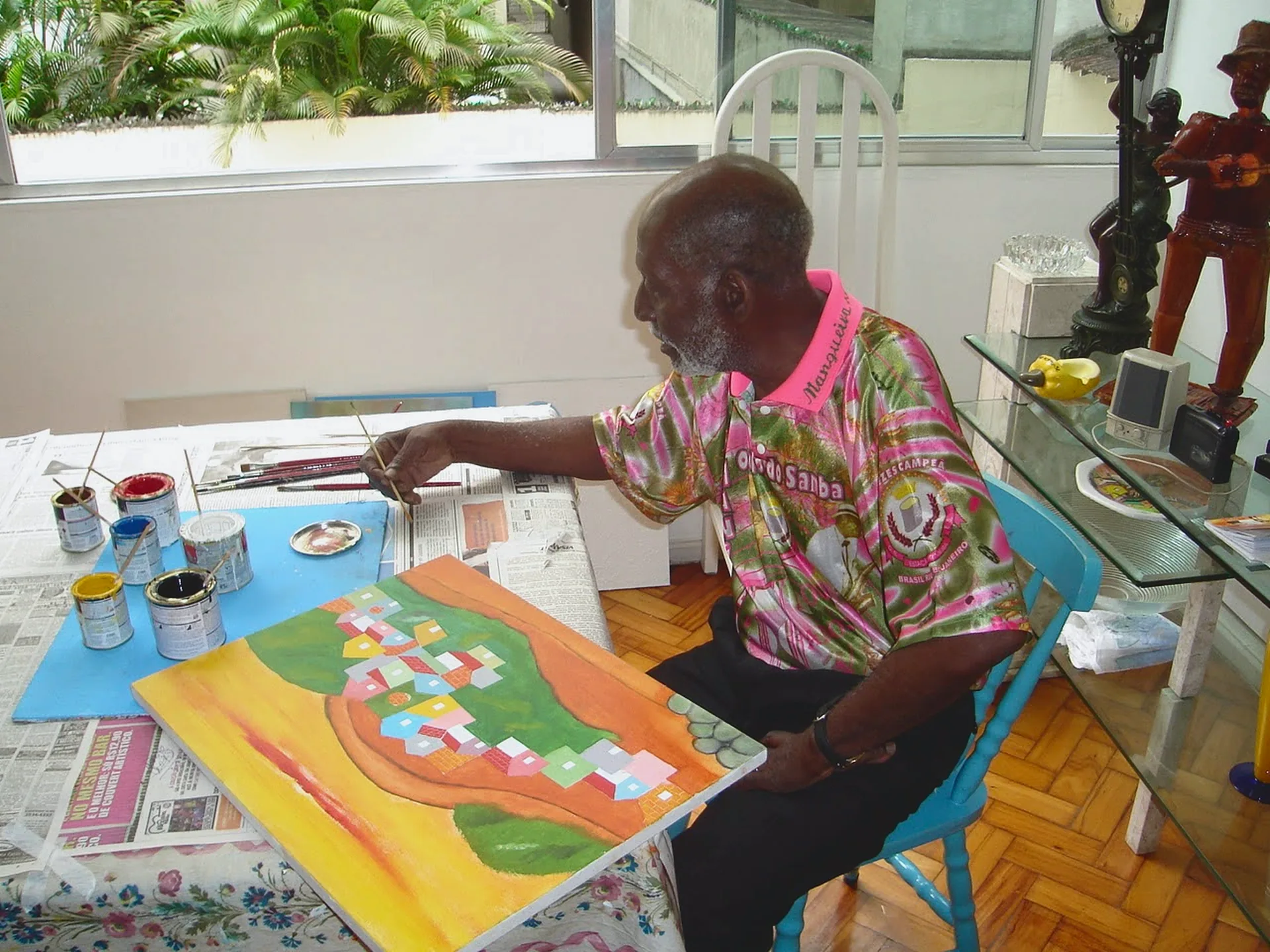 Nelson Sargento pintando uma tela.